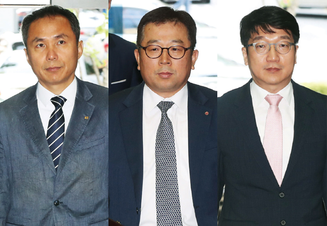 통신사 관계자들이 지난 15일 경기도 성남시 분당구 한국정보통신기술협회에서 열린 5G 주파수 경매 참석을 위해 입장하고 있다. 왼쪽부터 김순용 KT 정책협력담당 상무, 강학주 LG유플러스 공정경쟁담당 상무, 임형도 SK텔레콤 정책협력실 상무. 사진 연합뉴스