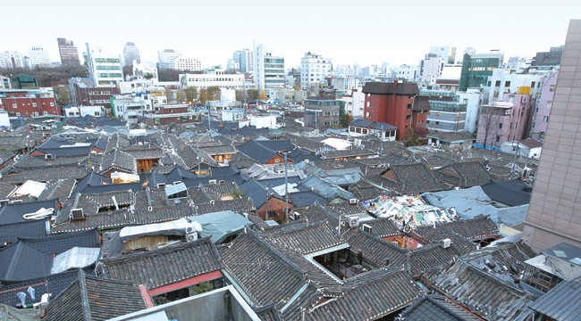 서울 종로구 익선동 한옥마을. 1920년대 등장한 조선의 근대적 디벨로퍼들은 큰 한옥을 매입해 넓은 부지를 작게 쪼개 한옥을 지으면서 과거 한옥보다 살기 편리하도록 기능적으로도 개량했다. 사진 조선일보 DB