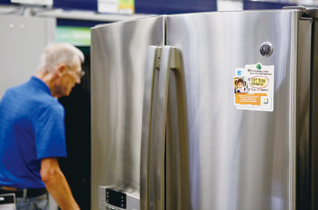 2013년 미국 한 가전제품 매장에서 노인이 ge 로고가 붙은 냉장고를 스쳐지나가고 있다. GE는 가전사업부를 2016년 하이얼에 매각했다. 사진 블룸버그