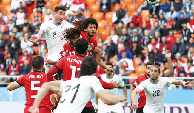 FIFA는 월드컵의 경제 효과가 막대하다고 주장하지만 실제 개최국과 개최 도시가 얻는 수익은 많지 않다. 6월 15일 우루과이 대 이집트 조별 예선 경기 중 군데군데 빈 좌석이 눈에 띈다. 사진 연합뉴스
