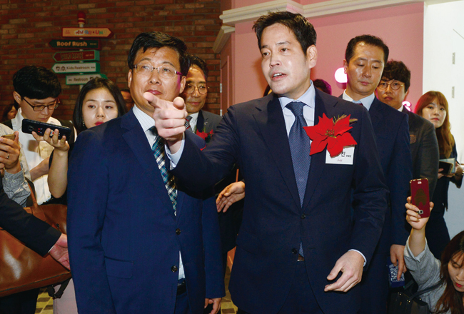 정용진(앞줄 오른쪽) 신세계그룹 부회장은 해외 유통 시장을 둘러보며 새로운 유통 채널과 서비스를 신세계, 이마트에 어떻게 적용하고 구성할지 고민한다. 사진 조선일보 DB