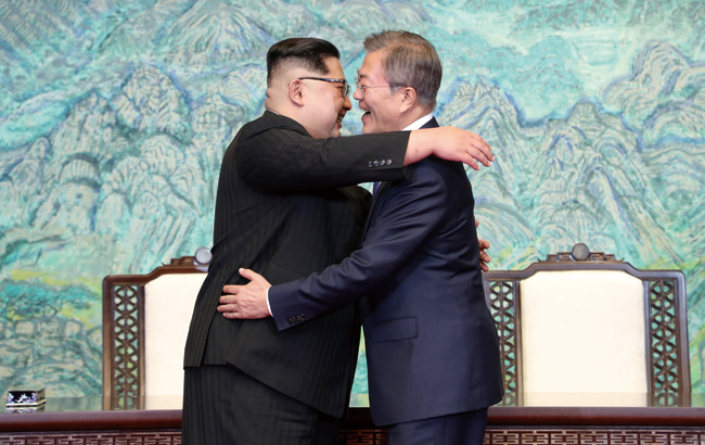 문재인 대통령과 김정은 국무위원장이 지난 4월 평화의 집에서 공동선언문에 서명 후 포옹하고 있다. 사진 조선일보 DB