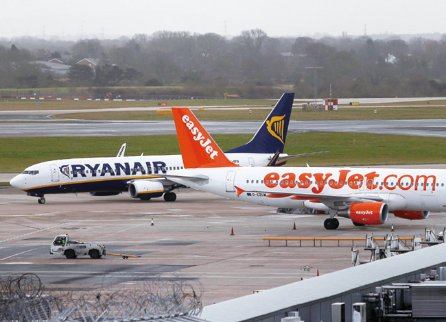 영국 맨체스터 공항에 라이언에어와 이지젯 항공기가 나란히 모습을 드러냈다. 사진 블룸버그
