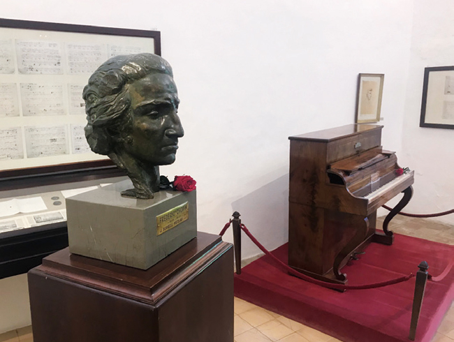 발데모사 수도원에 있는 쇼팽 박물관에 쇼팽의 두상과 그가 사용했던 플레이엘 피아노가 놓여 있다. 사진 안종도