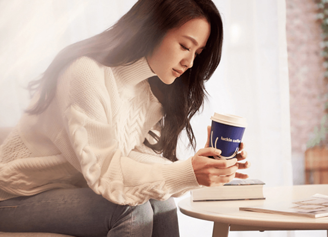 루이싱커피는 인기 배우 ‘탕웨이’를 모델로 내세우는 등 마케팅에 적극적으로 나서고 있다. 사진 루이싱커피