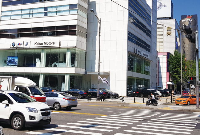 서울 강남구 신사동 도산공원 인근 수입차 거리에 있는 한 딜러사 매장. 사진 조선일보 DB