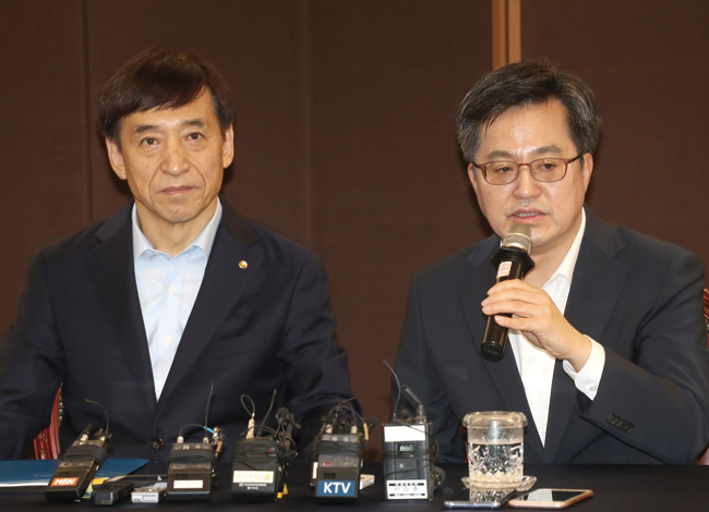 한국은행과 정부가 올해 한국 경제 성장률을 3.0%에서 2.9%로 하향 조정했다. 사진은 7월 16일 조찬회동을 가진 이주열 한국은행 총재(왼쪽)와 김동연 경제부총리 겸 기획재정부 장관(오른쪽). 사진 연합뉴스