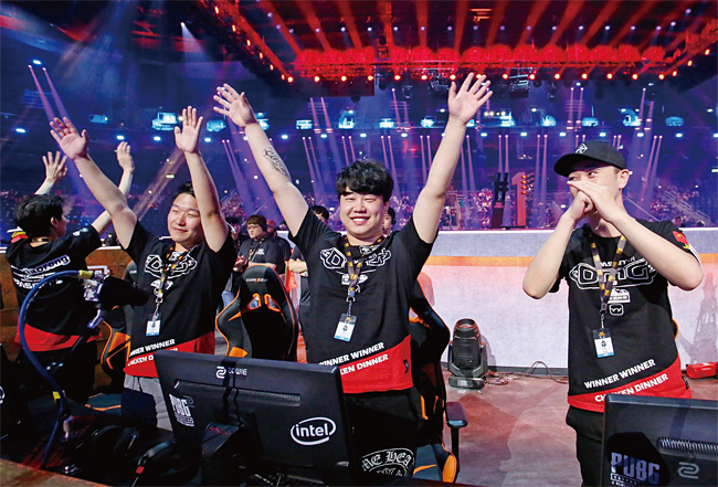 펍지가 주최한 배틀그라운드 e스포츠대회 ‘PGI 2018’ 1인칭시점(FPP) 부문에서 최종 우승한 중국 OMG팀이 환호하고 있다. 사진 펍지