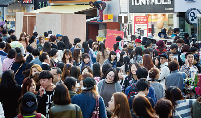사람들로 붐비는 서울 홍익대 주변 거리. 홍대 상권의 확장으로 망원역과 상수역, 공덕역과 삼각지역까지 상업화가 이뤄지고 있다. 사진 조선일보 DB
