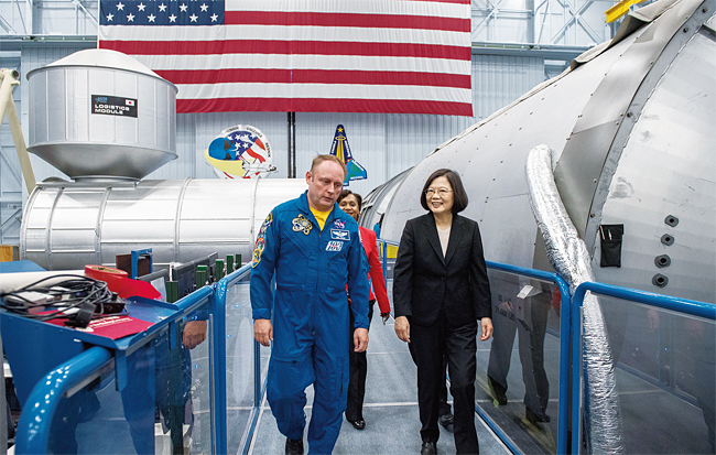 차이잉원(오른쪽) 대만 총통이 8월 19일(현지시각) 미국 텍사스주 휴스턴의 항공우주국(NASA)을 방문해 우주비행사 마이클 핀크의 안내를 받고 있다. 사진 EPA 연합