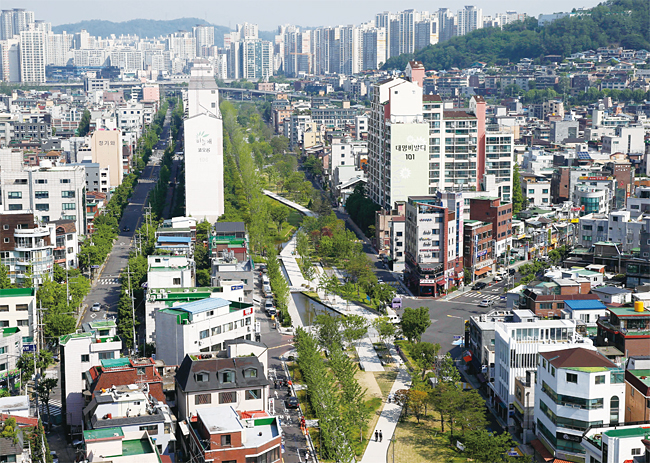 꼬마빌딩이 밀집해 있는 서울 연남동 일대 경의선 숲길 공원.사진 조선일보 DB