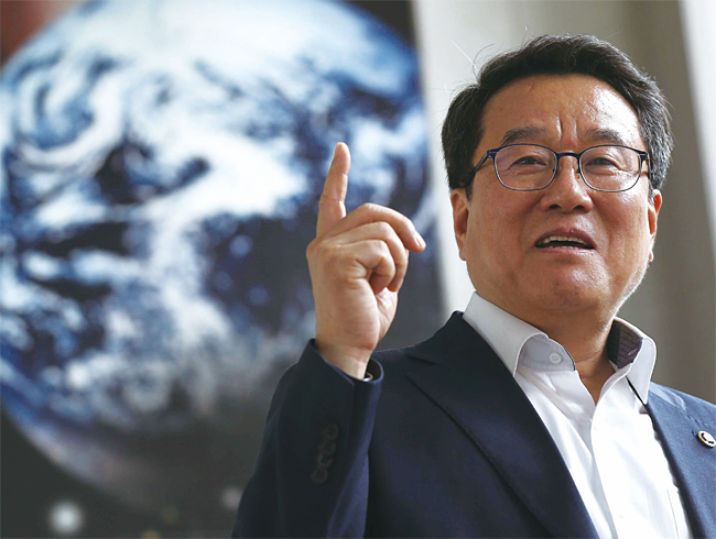 남재철 서울대 대학원 대기과학 박사, 영국 레딩대 대학원 기상학 박사과정, 남극세종과학기지 연구원, 제12대 기상청장