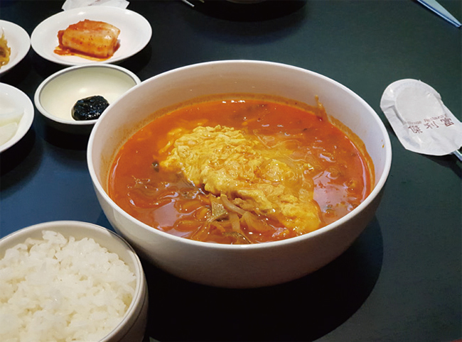 ‘걸리부’에서 맛본 짬뽕밥. 몽글하고 부드러운 달걀이 위에 올라가 있다. 사진 김하늘