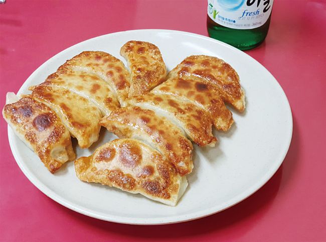 ‘오향만두’의 군만두. 주인이 장사를 잠시 접었다가 단골 성화로 다시 시작했을 만큼 맛있다. 사진 김하늘