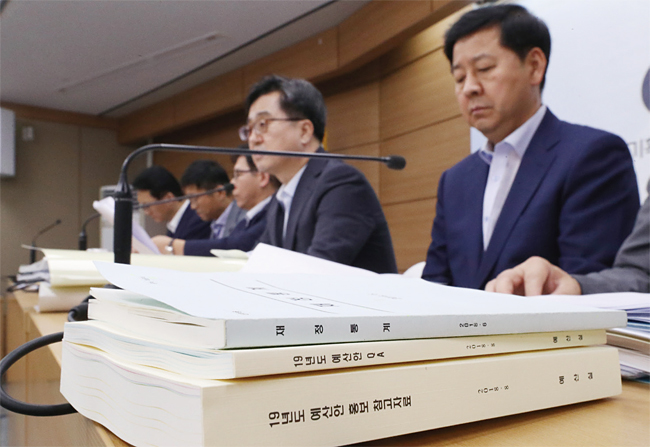 8월 24일 정부세종청사 기획재정부에서 김동연 경제부총리(오른쪽에서 두 번째)와 구윤철 예산실장(오른쪽에서 첫 번째)이 2019년 예산안 및 국가재정 운용계획 브리핑을 하고 있다. 사진 연합뉴스