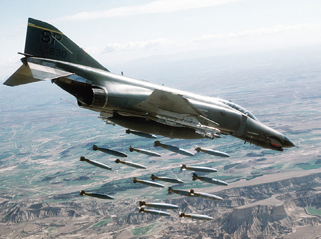 폭탄 투하 훈련 중인 미국 공군 소속의 ‘F-4E’ 팬텀. 원래 해군 함재기용으로 개발됐으나 성능이 좋아 공군도 주력 전투기로 운용했다. 사진 위키피디아