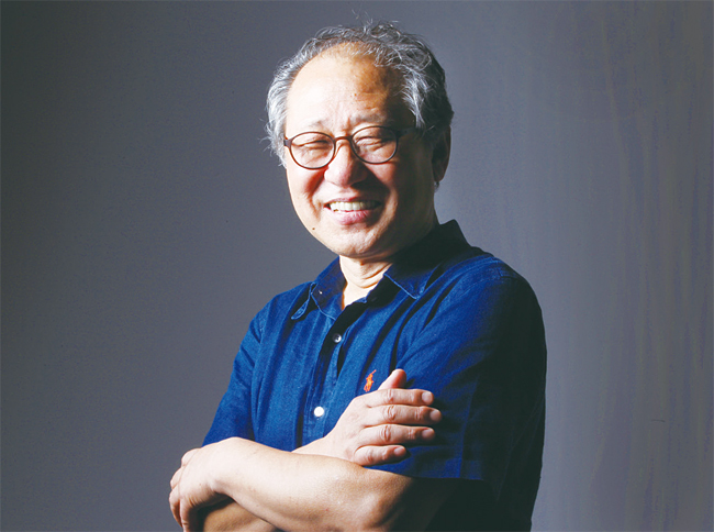 8월 8일 타계한 황현산 고려대 불문과 명예교수. 그는 “이 세상에서 문학으로 할 수 있는 일이 무엇인가를 오랫동안 물어왔다”고 말했다. 사진 조선일보 DB