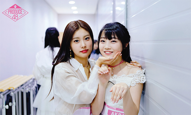 한국 연습생인 강혜원(왼쪽)은 일본 AKB48의 사토 미나미(佐藤美波)와의 우정이 프로그램을 통해 전해지면서 시청자들로부터 ‘엄마와 딸’이라는 별명을 얻었다. 강혜원은 최종 순위발표식에서 8위로 데뷔했다. 사진 CJ ENM