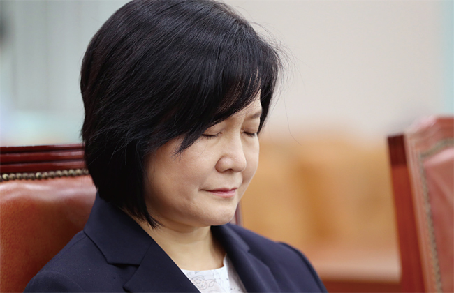 이은애 헌법재판관 후보자가 9월 11일 국회 법제사법위원회에서 열린 인사청문회에 출석해 생각에 잠겨 있다. 사진 연합뉴스