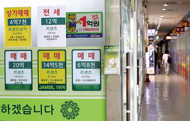 정부의 부동산 대책이 무주택자와 1주택자 등 서민들의 계층 이동 사다리를 끊어버리는 방향으로 작용하고 있다. 사진 연합뉴스