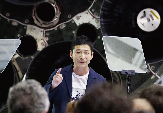 9월 17일(현지시각) 미국 캘리포니아 호손의 스페이스X 본사에서 창업자인 일론 머스크가 달 여행에 나설 첫 민간 여행자로 발표한 일본 억만장자 마에자와 유사쿠가 무대에 올라 소감을 말하고 있다. 그의 보유자산은 우리 돈으로 약 3조원에 달한다. 사진 AP 연합뉴스