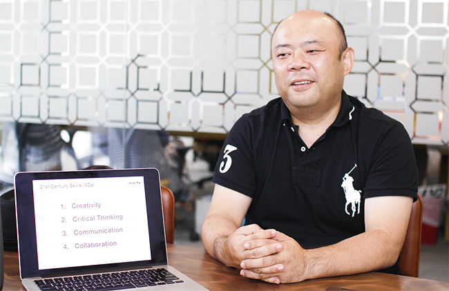 손태장 회장은 AI 시대의 교육과 인재육성법을 묻는 질문에 ‘21세기 스킬 4C’라고 쓰여진 노트북 화면을 보여줬다. 4C는 크리에이티비티(Creativity·상상력), 크리티컬 싱킹(Critical thinking·비판적 사고법), 커뮤니케이션(Communication·소통), 컬래버레이션(Collaboration·협업)이다. 사진 최원석 편집장