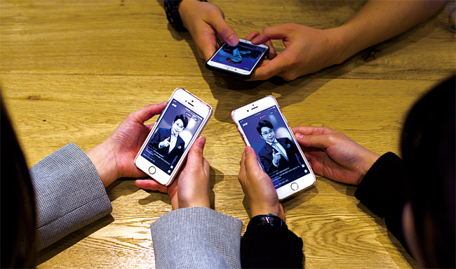 4일 오후 12시 30분 서울 광화문의 한 커피전문점에 직장인들이 모여 모바일 퀴즈쇼 잼라이브에 참여하고 있다. 사진 박준형 인턴기자
