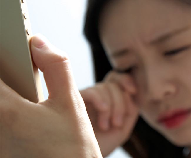 눈 마사지 요령 ▪ 눈 안쪽 가장자리에 움푹 들어간 부위(정명혈)를 눌러준다. ▪ 눈동자 2㎝가량 아래에 들어간 부위(승읍혈 아래 1㎝ 부위)를 살살 문지른다. ▪ 눈썹과 눈 사이의 틈새를 골고루 눌러준다. 특별히 아픈 부위가 있다면 해당 부위를 잘 풀어준다. ▪ 눈썹 중앙(어요혈)을 시작점, 승읍혈 아래 1㎝ 부위를 끝점으로 잡고 눈썹과 눈 사이 틈새를 따라 바깥쪽으로 반원을 그리며 마사지한다.