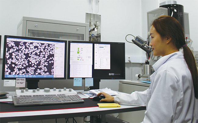 5일 울산과학기술원 2차전지 연구센터에서 한 연구원이 현미경으로 전지 원자배열을 살펴보고 있다. 사진 정해용 기자