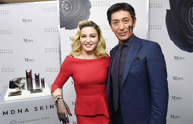 마쓰시타 쓰요시(오른쪽) MTG 창업자가 지난해 미국 뉴욕에서 열린 MDNA 브랜드 론칭 행사에서 마돈나와 포즈를 취했다. 사진 MDNA