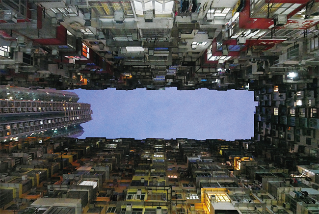 고층 아파트가 빽빽한 숲을 이루고 있는 홍콩의 야경. 사진 이우석