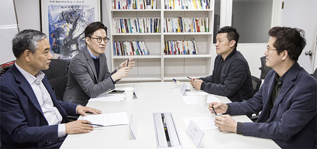 10월 23일 서울 중구 ‘이코노미조선’ 회의실에서 국내 도시재생 전문가 4명이 모여 ‘한국 도시재생 사업의 해법’을 논의했다. 왼쪽부터 강맹훈 서울시 도시재생본부장, 김경민 서울대 환경대학원 교수, 나태흠 안테나 대표, 김영욱 세종대 건축학과 교수. 사진 김홍구