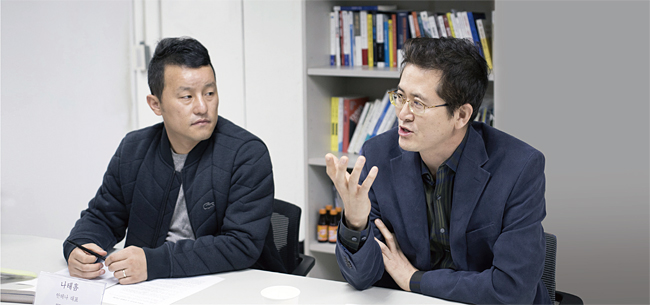 나태흠 안테나 대표(왼쪽) “정부 주도가 아니라, 지역 주민과 젊은 청년 사회적 기업가가 협력해 슬럼화된 도시를 활력이 넘치는 도시로 만드는 사례가 한국에서도 머지않아 나타날 것으로 예상한다.” 김영욱 세종대 건축학과 교수(오른쪽) “정부는 ‘앞으로 5년간 도시재생 사업을 하겠다’고 기한을 정하고 사업을 추진한다. 그러다 보면 지역 주민과 지역 사회의 정체성을 지키면서 도시를 재생하는 것이 거의 불가능하다.”