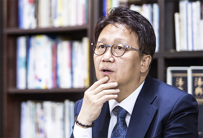 민병두 성균관대 무역학과, 문화일보 정치부 부장·워싱턴특파원, 제 17·19·20대 국회의원(서울 동대문구을·더불어민주당) / 10월 28일 서울 동대문구 장안동 지역구 사무실에서 만난 민병두 국회 정무위원장은 금융이 혁신할 수 있도록 규제를 더 완화해야 하며, 규제 방식도 이것만 하지 말고 다 하라는 ‘네거티브식’이 돼야 한다고 강조했다. 사진 김흥구