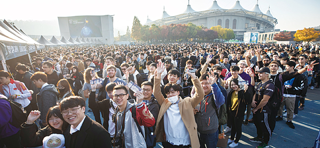 ‘2018 롤드컵’ 결승전을 보기 위해 인천 문학경기장에 2만6000명의 팬이 몰렸다. 사진 라이엇게임즈