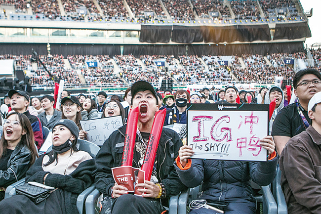 올해 결승전에는 중국과 유럽 팀이 올랐다. 이 때문에 많은 중국 팬이 경기장을 찾아 중국 팀을 응원했다. 사진 블룸버그