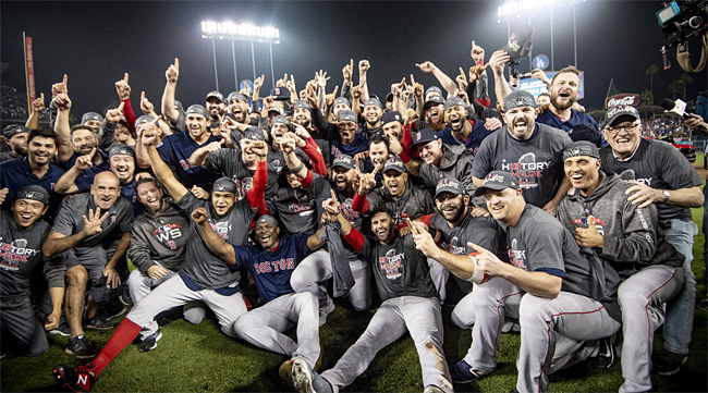 10월 29일(현지시각) MLB 포스트시즌 월드시리즈 5차전에서 LA 다저스를 5대1로 꺾고 우승이 확정돼 기뻐하는 보스턴 레드삭스. 사진 MLB