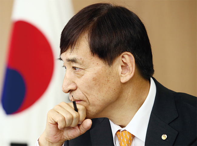 기준금리 인상일까, 동결일까. 11월 30일 열리는 올해 마지막 한국은행 금융통화위원회에서 이주열 한은 총재가 어떤 결정을 내놓을지 관심이 쏠리고 있다. 사진은 지난 5월 열린 금통위에서 이 총재가 회의를 진행하는 모습. 사진 오종찬 조선일보 기자