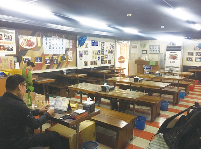 서울 종로구 서린동에서 30년째 맛집으로 자리 잡아 온 우정낙지는 최근 대표 메뉴 가격을 인상하고 직원 3분의 1을 줄였다. 사진 하지은 인턴기자