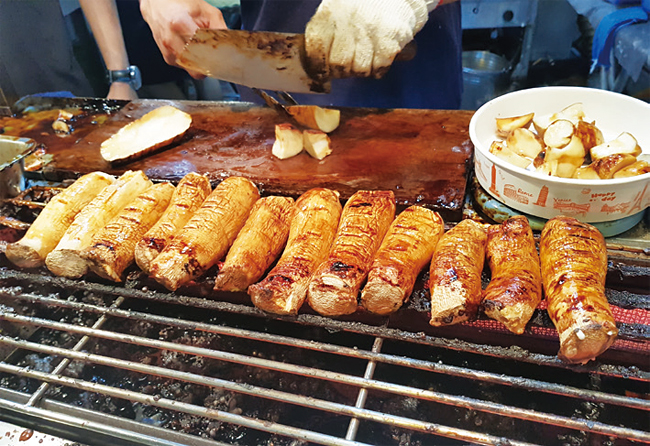 타이중 펑지아야시장에서 파는 느타리버섯양념구이.