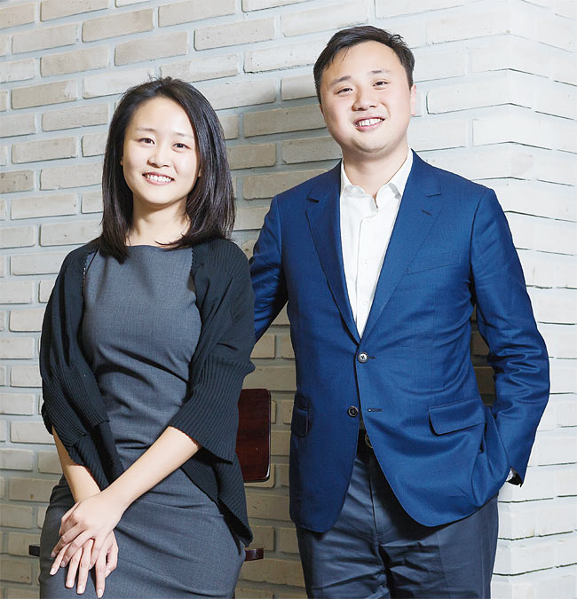 샐리 궈인시아드 경영대학원, 시나코퍼레이션 애널리스트, SAP 컨설턴트(왼쪽) 마오사이 보스턴칼리지 경제학, 컬럼비아 대학원 경영과학, 무디스 애널리스트(오른쪽)