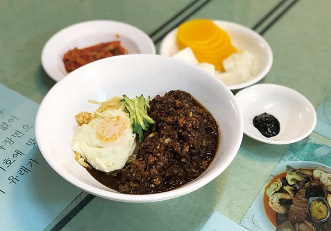 통통한 프라이가 올라가 있는 중화루의 간짜장, ‘중깐’. 사진 김하늘