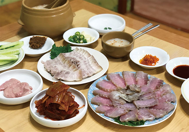 삭힘의 정도가 탁월한 덕인집의 흑산도산 홍어. 사진 김하늘