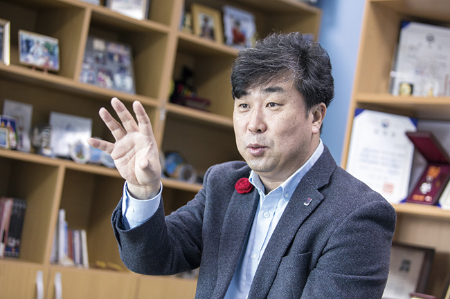 김성철 서울대 경영학과, 서울대 대학원 경영학 석사, 미시간주립대 석·박사(텔레커뮤니케이션), SK 팀장, 서울시 정보시스템 담당관 / 서울 안암동 고려대학교 미디어관에서 김성철 교수가 ‘이코노미조선’과 인터뷰하고 있다. 김 교수는 “휴대전화만 있으면 누구나 전 세계에 자신의 메시지를 전할 수 있는 세상이 됐다”며 “기존 미디어기업들도 콘텐츠 소비자들의 개별적인 취향과 기호에 맞는 콘텐츠를 만들어낼 수 있어야 한다”고 했다. 사진 김흥구 객원기자