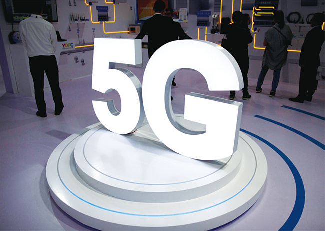 이르면 내년 3월 ‘5G 스마트폰’ 서비스를 시작하는 한국 이동통신사는 LTE 기지국과 연동되는 5G 망을 구축했다. 사진 AP연합
