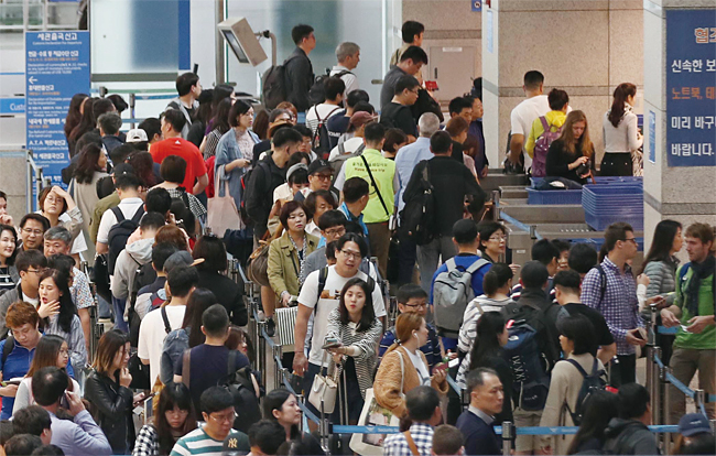 인천공항 출국장에서 여행객들이 출국준비를 하고 있다. 항공사들의 마일리지 유효기간제도 시행으로 내년 1월부터 여행객들이 쌓아온 마일리지는 순차적으로 소멸된다. 사진 연합뉴스