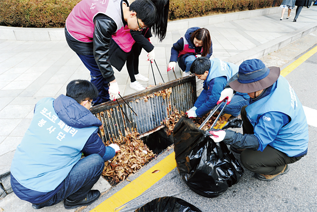 12월 1일 포스코 직원들이 포스코센터 주변 하수구를 정리하고 있다. 사진 포스코