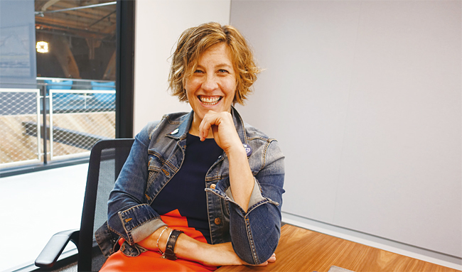 네이딘 질스트라(Nadine Zylstra) 비스바테르스란트대 드라마학과, ‘세서미 스트리트(Sesame Street)’ 프로듀서, 제작·기획 부사장 / 지난 11월 28일 미국 LA 유튜브 스페이스에서 만난 네이딘 질스트라 유튜브 오리지널 아·태 책임자는 “유튜브만 내놓을 수 있는 콘텐츠가 무엇인지 고민하고 있다”고 말했다. 사진 장우정 기자