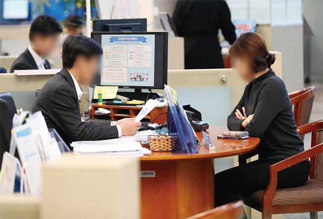 정부가 1000만원 이하 빚을 10년 이상 안 갚은 장기소액연체자의 빚을 대폭 감면해주는 제도를 상시적으로 시행한다고 밝혔다. 사진 연합뉴스