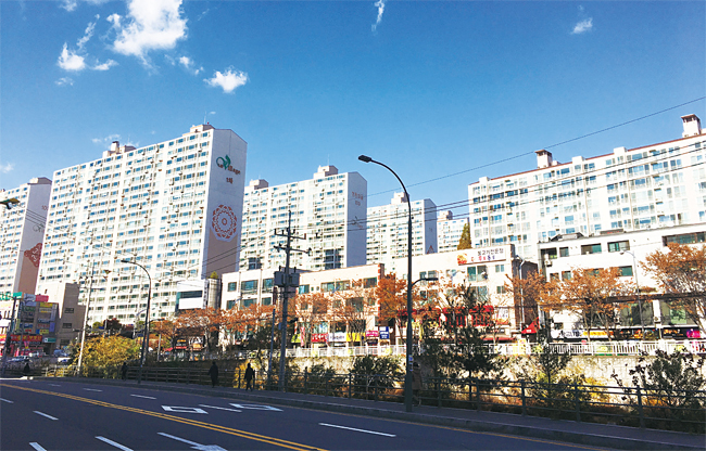용인 수지구 성복동의 아파트 단지. 인근에 신분당선 성복역이 들어섰지만, 대부분 성복역과 도보로 10분 이상 떨어져 있어 가격 상승 효과를 거의 누리지 못했다. 사진 이윤정 기자